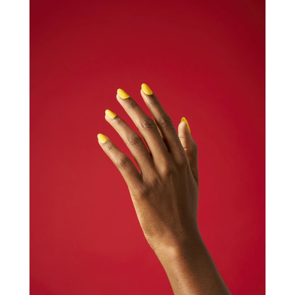 445021_CND_2023_SUMMER24GLEAMANDGLOW_HAND_COBRANDED_CATCHINGLIGHT_RGB_4000x5000